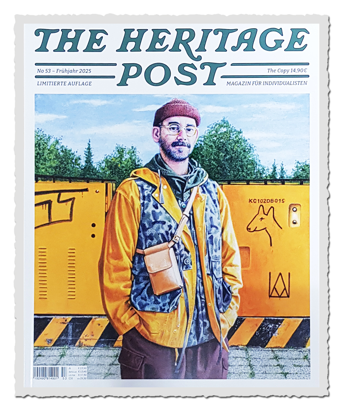 The Heritage Post Ausgabe 53 Frühjahr 2025 mit Mann im gelben Mantel und Mütze, Retro-Magazin für Individualisten